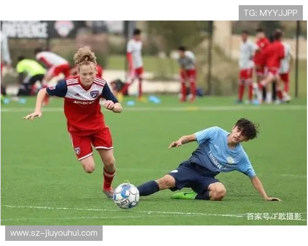 《野狼足球解说时光：激情四射的绿茵战场与球迷共鸣的瞬间》